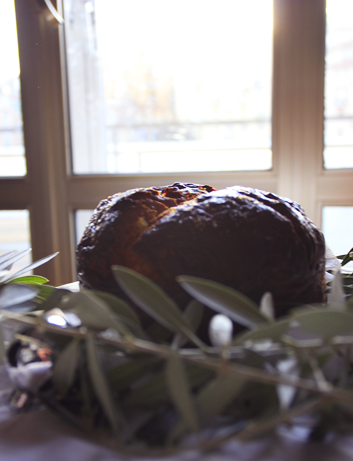 Italienischer Panettone im Gegenlicht