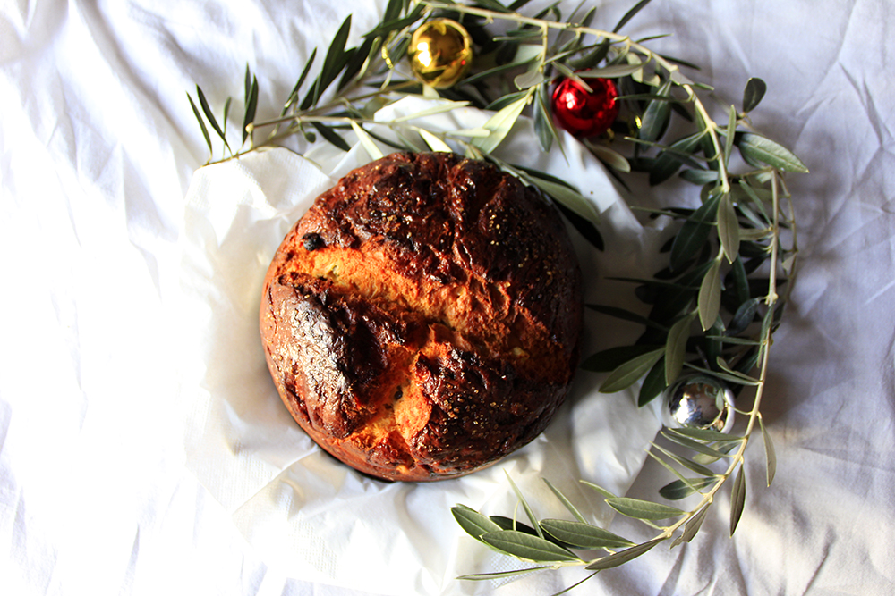 Panettone von oben mit gebräunter Kruste