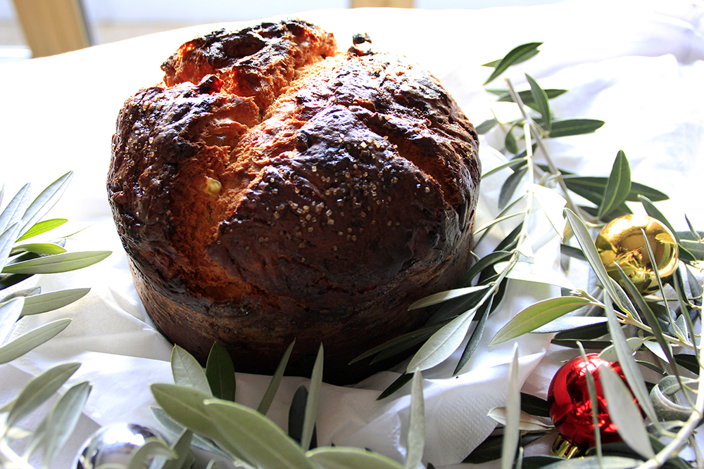 Italienischer Panettone als Weihnachtskuchen
