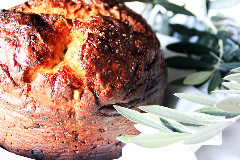 Nahaufnahme von fluffigem Panettone mit kandierten Früchten