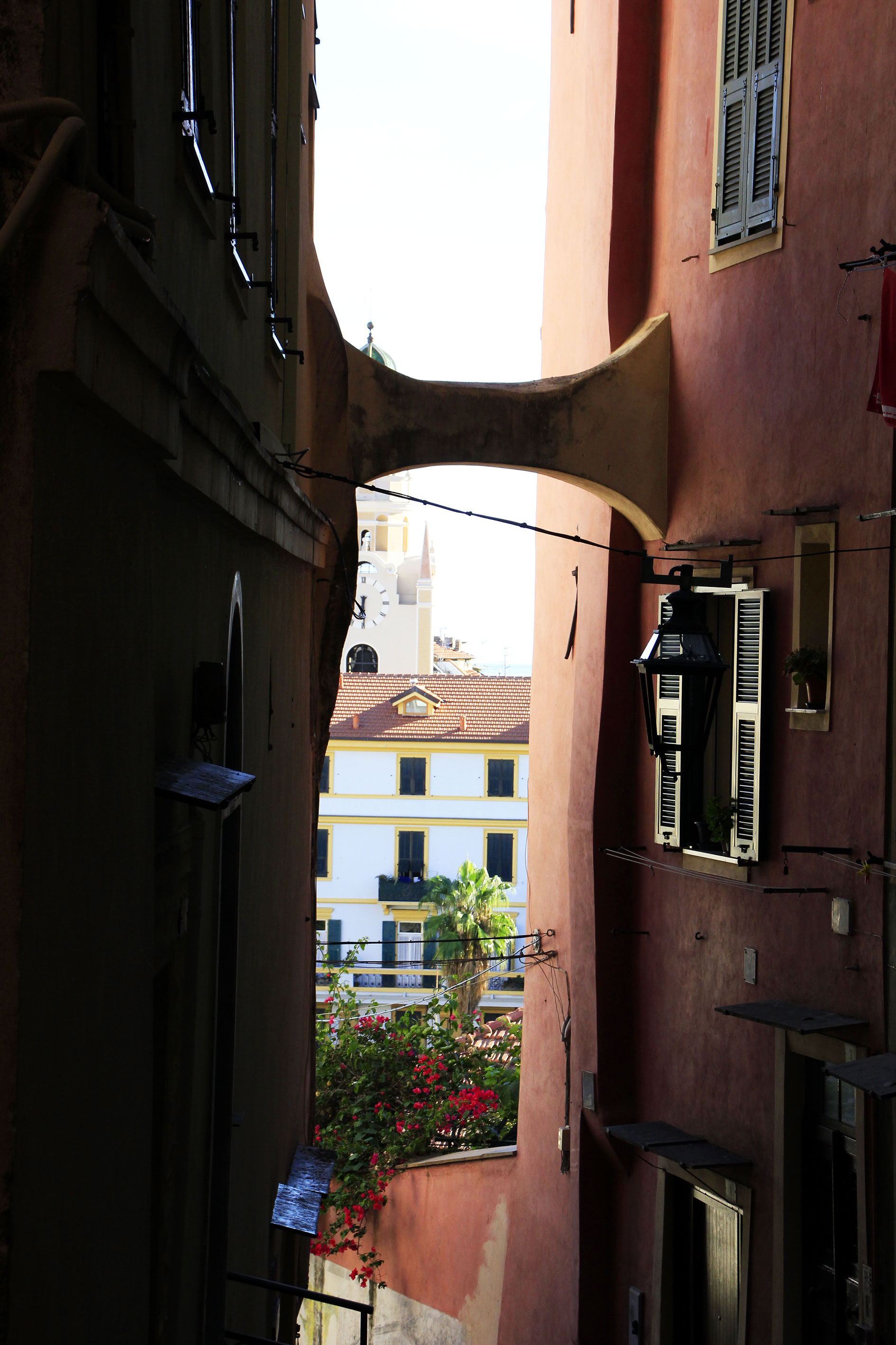 Blick durch Häuser in La Pigna in Sanremo
