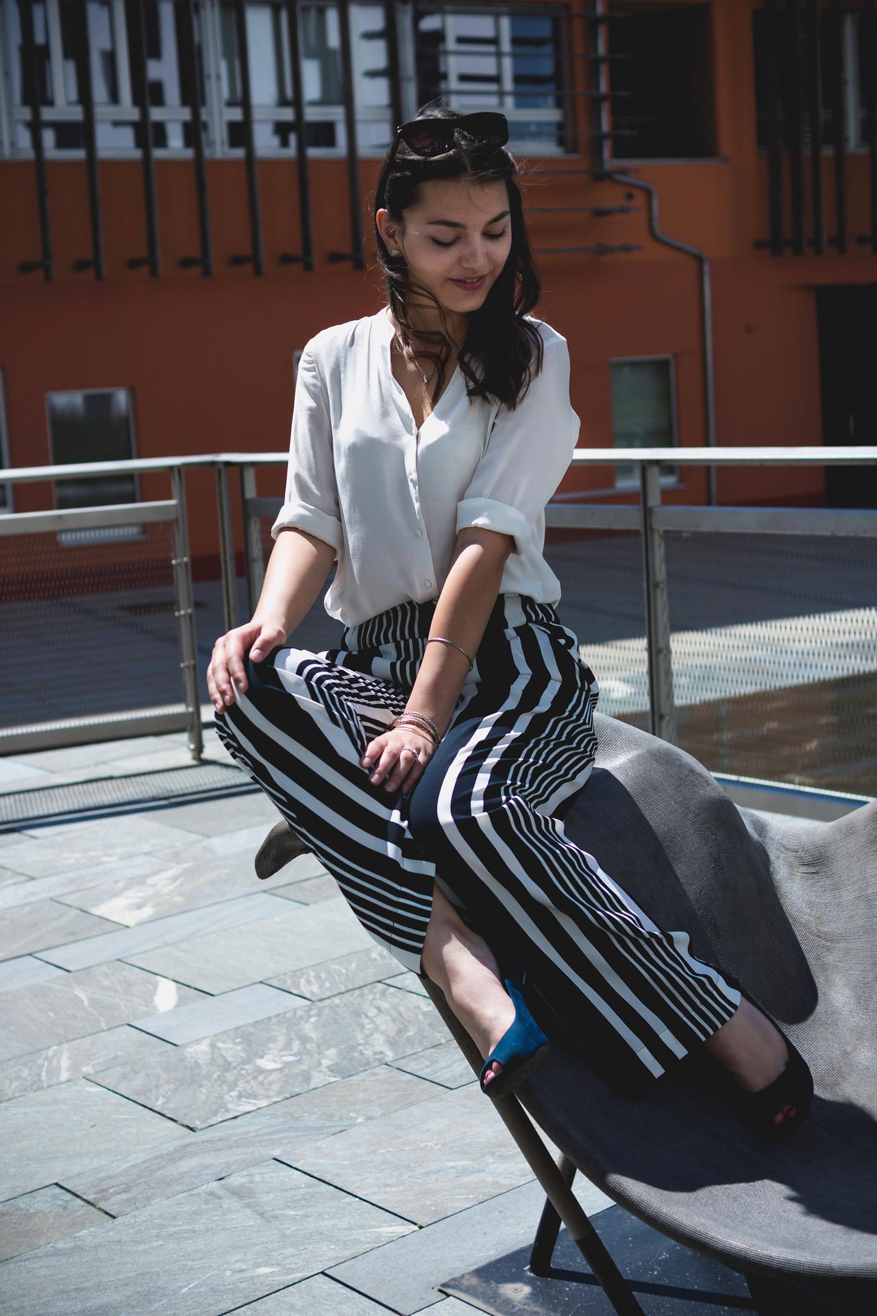 Sitting elegant on a bench, wearing a H&M pull-on-pant
