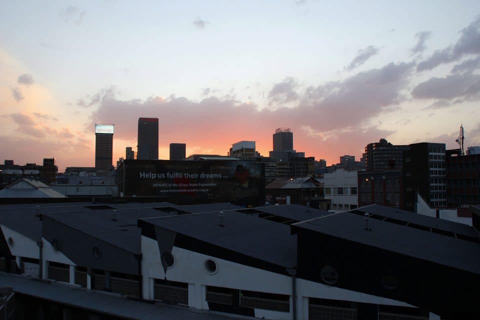 Blick vom Balkon in Maboneng Johannesburg bei Sonnenuntergang