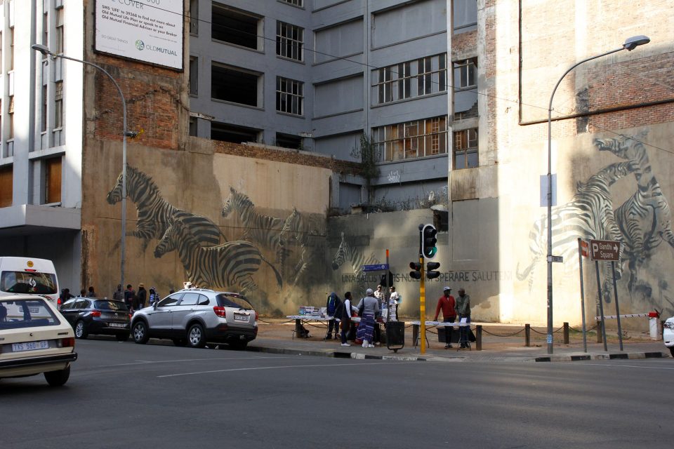Zebra Graffiti hinter Marktstand in Johannesburg