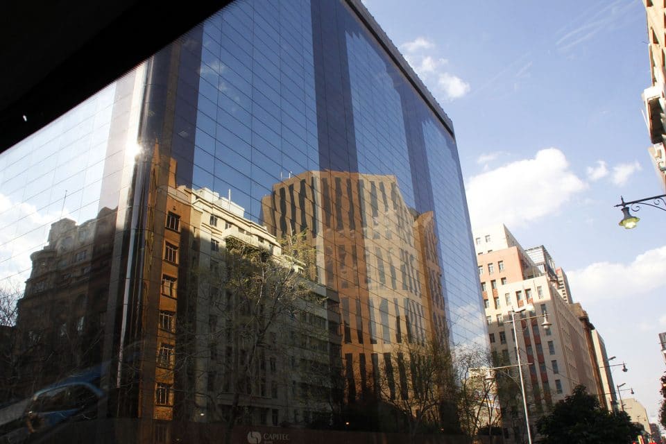 Spiegelung in einer Häuserfassade in Johannesburg