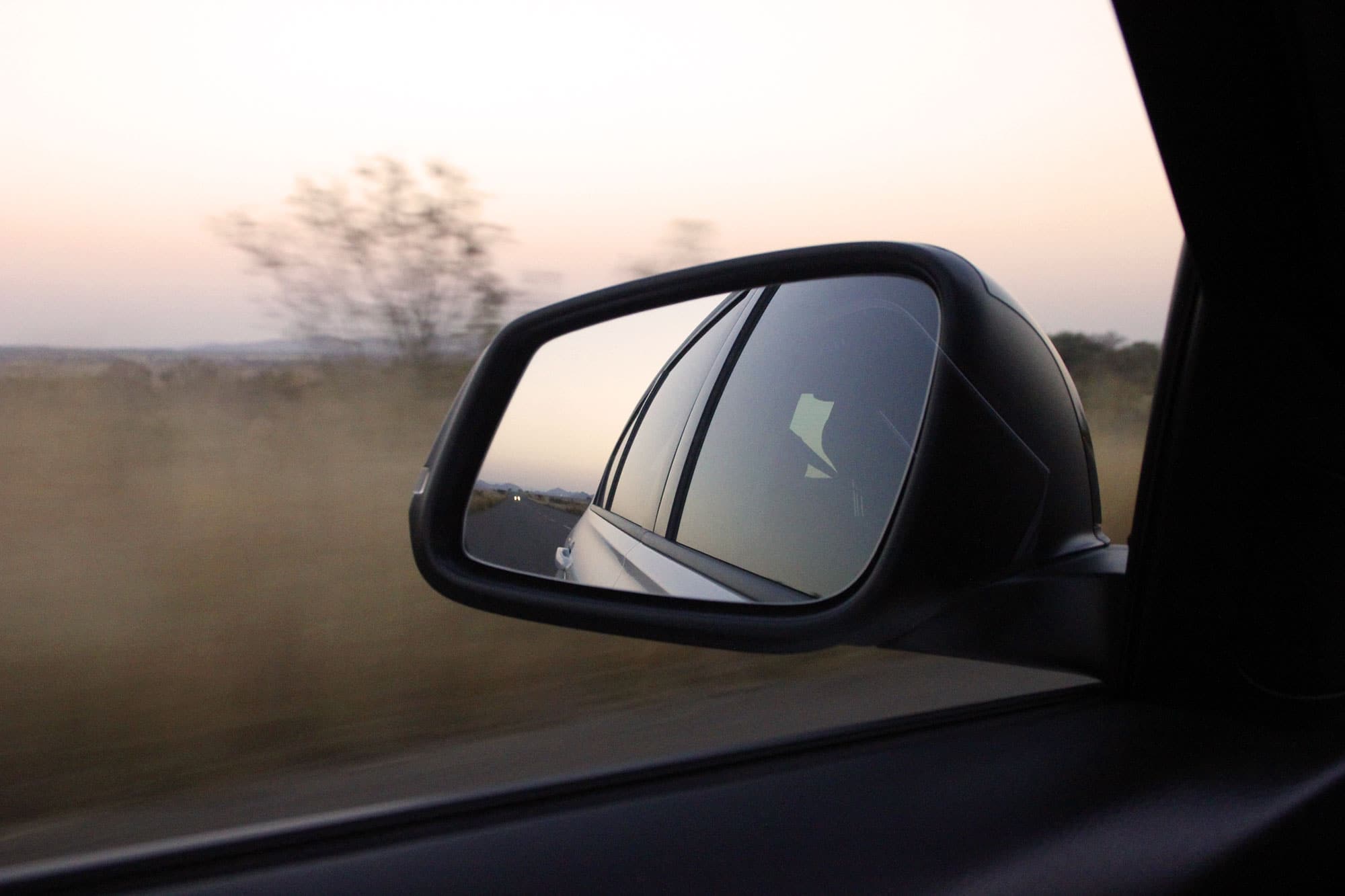 Autospiegel in Morgendämmerung