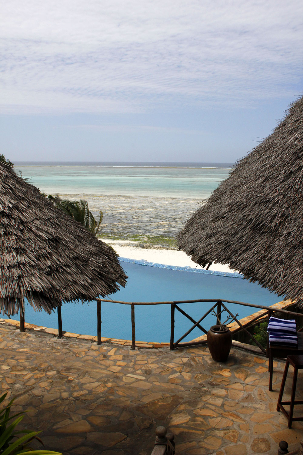 Pool und Palmen in einem Resort auf Sansibar