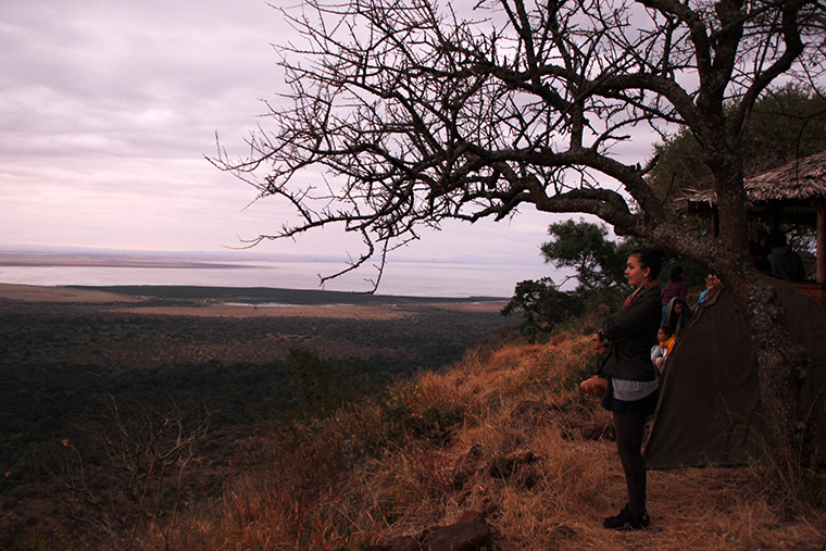 Dorie am Bergrand mit Lake Manyara im Hintergrund