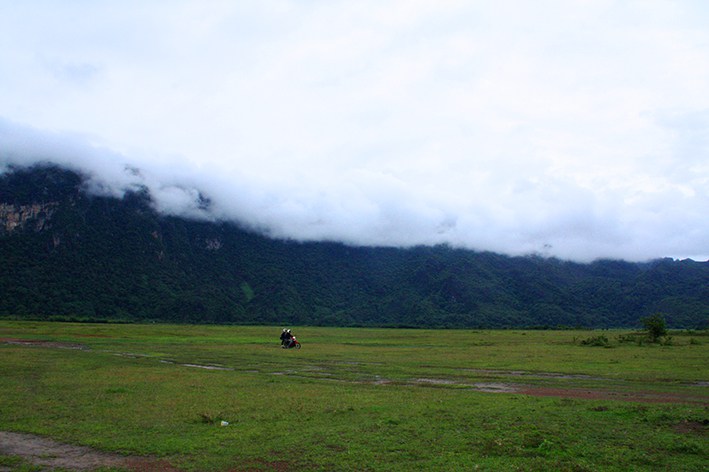 Zwei Rollferfahrer in der Landschaft von Laos