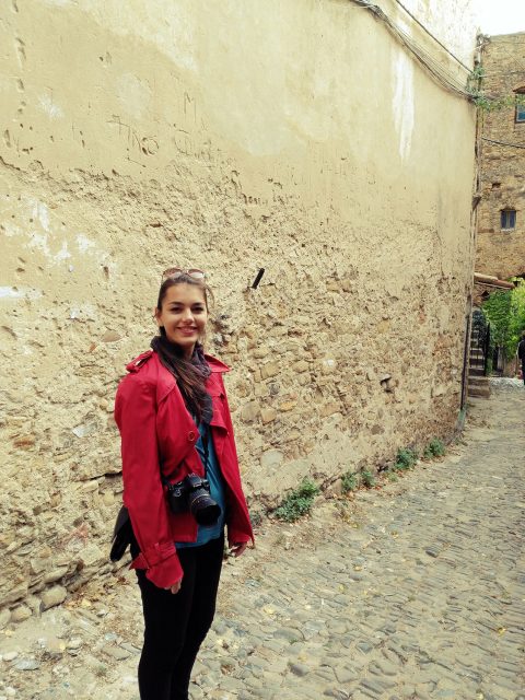 Dorie vor Mauer in Bussana Vecchia
