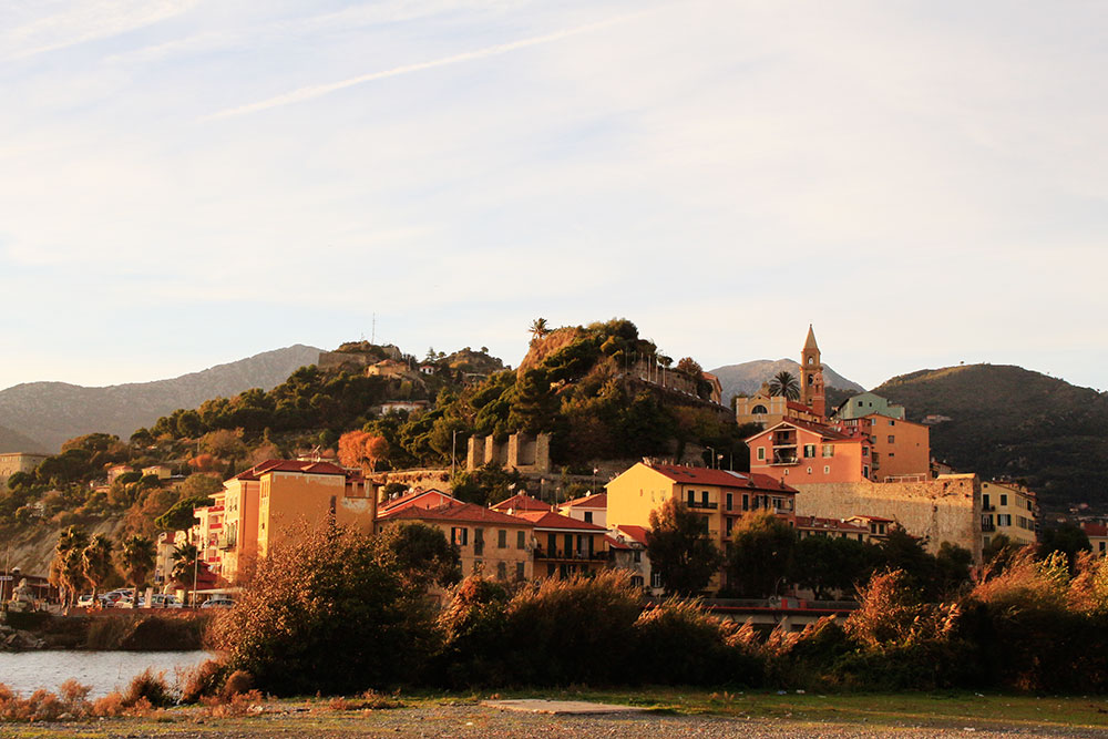 Stadtansicht von Ventimiglia vom Strand aus