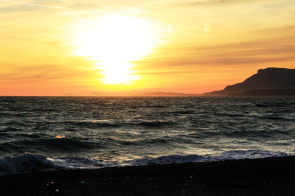 Sonnenuntergang über dem Meer bei Ventimiglia