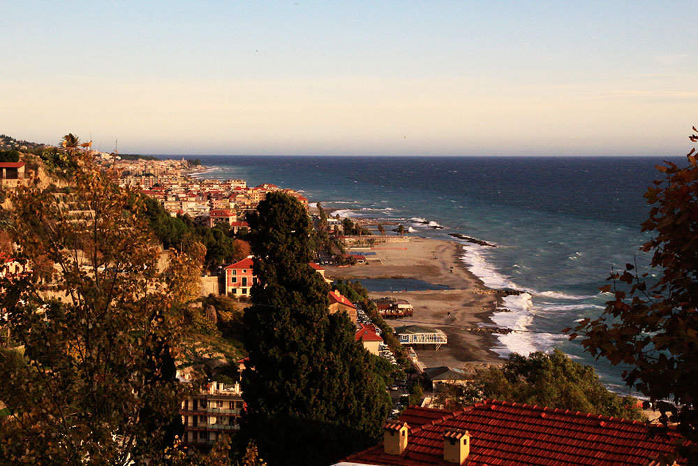 Blick über Ventimiglia und die ligurische Küste