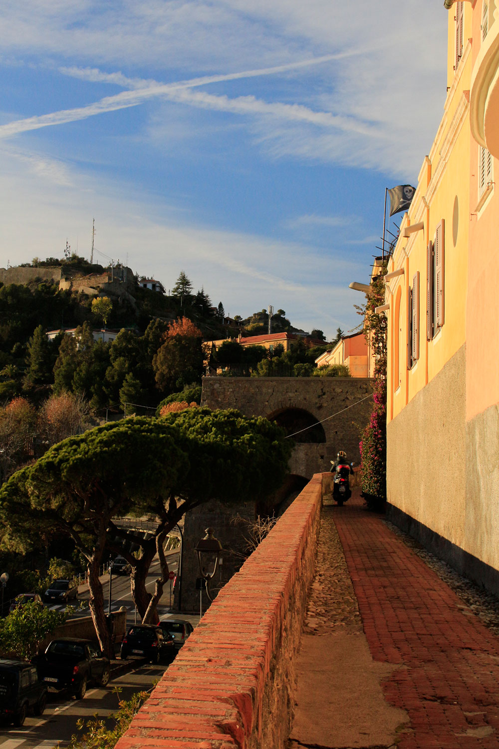 Straßenszene in der Altstadt von Ventimiglia