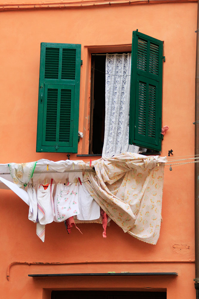 Fenster in orangener Hauswand in Ventimiglia