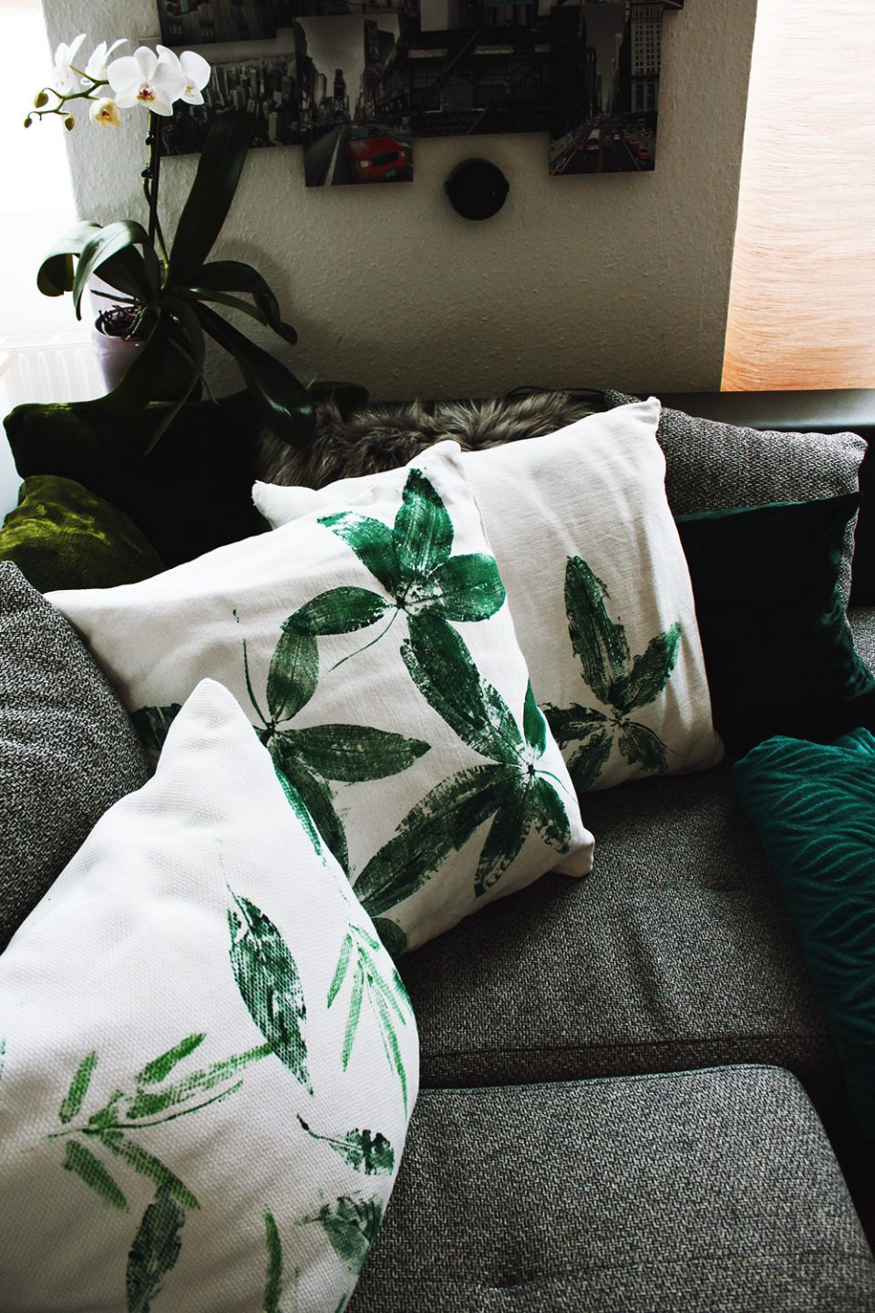 Drei verschiedene DIY Kissenbezüge auf Sofa
