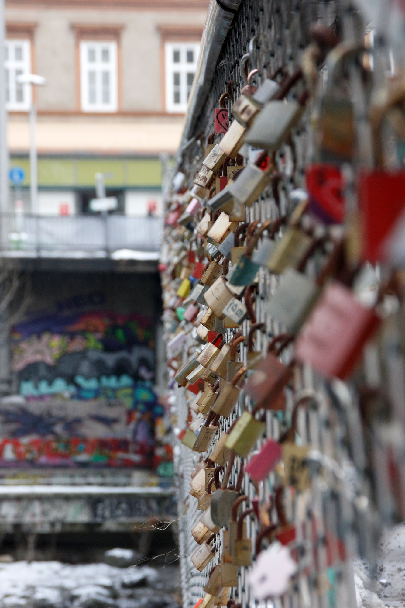 Brücke mit Liebesschlössern an der Mur in Graz