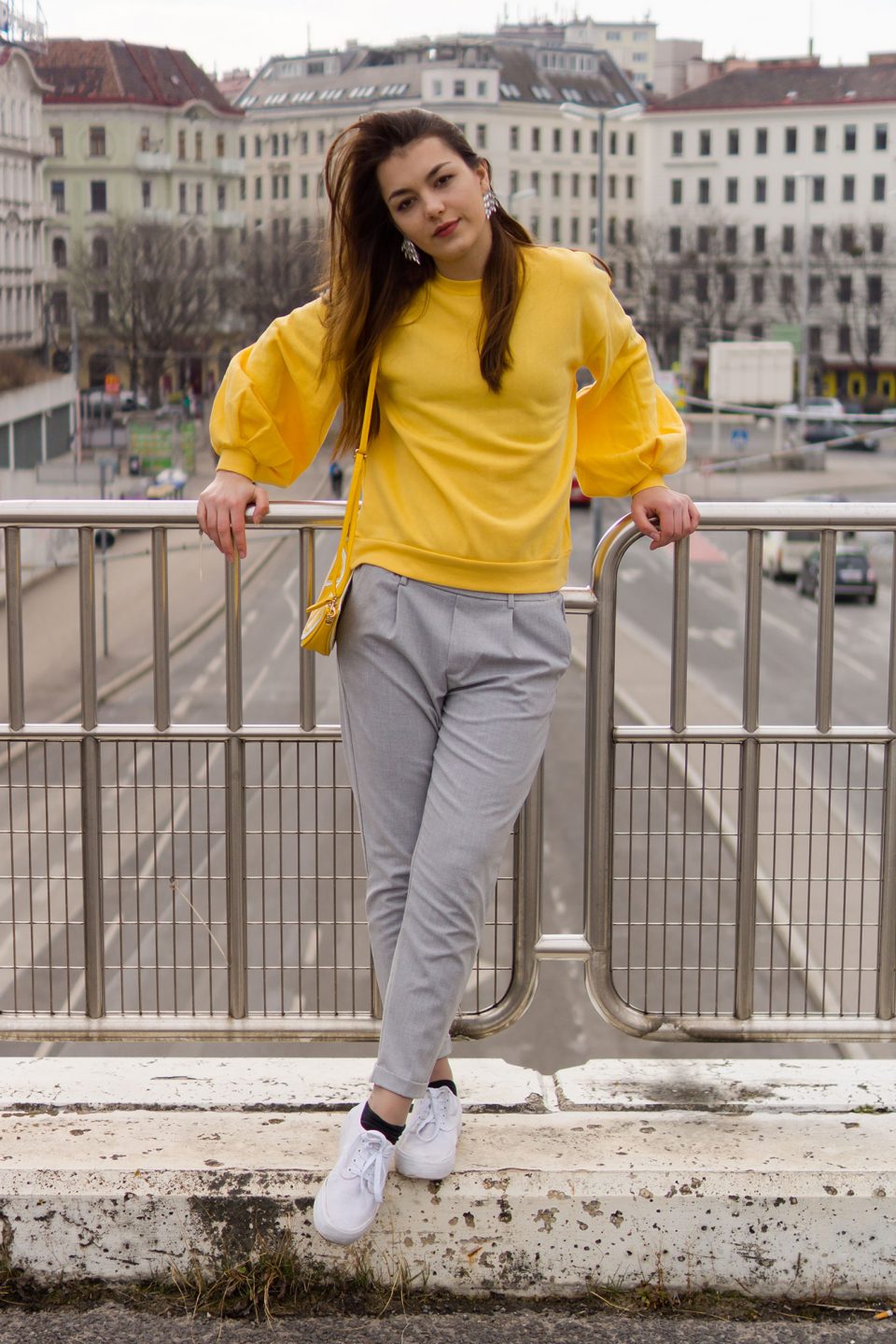 Lässiger Freizeitlook von Dorie mit gelbem Pullover von NA-KD, Hose Bershka, Schuhe Even & Odd
