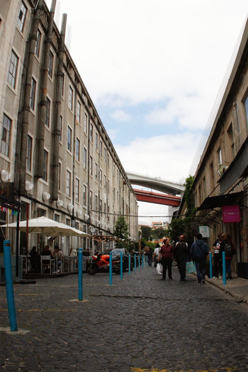 Straße der LX Factory in Lissabon 