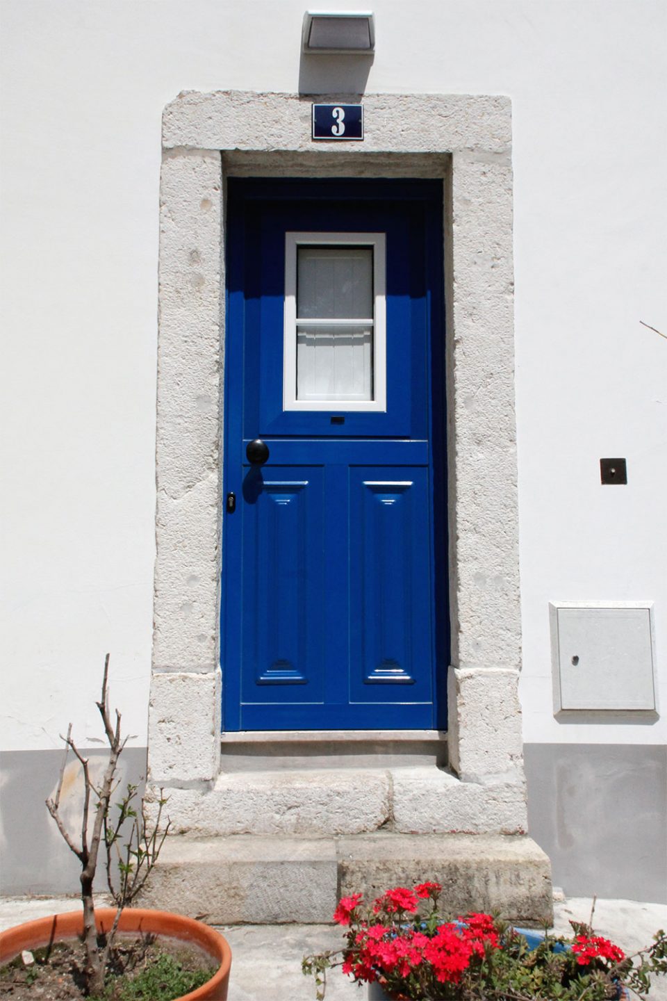 Blaue Tür in Lissabon