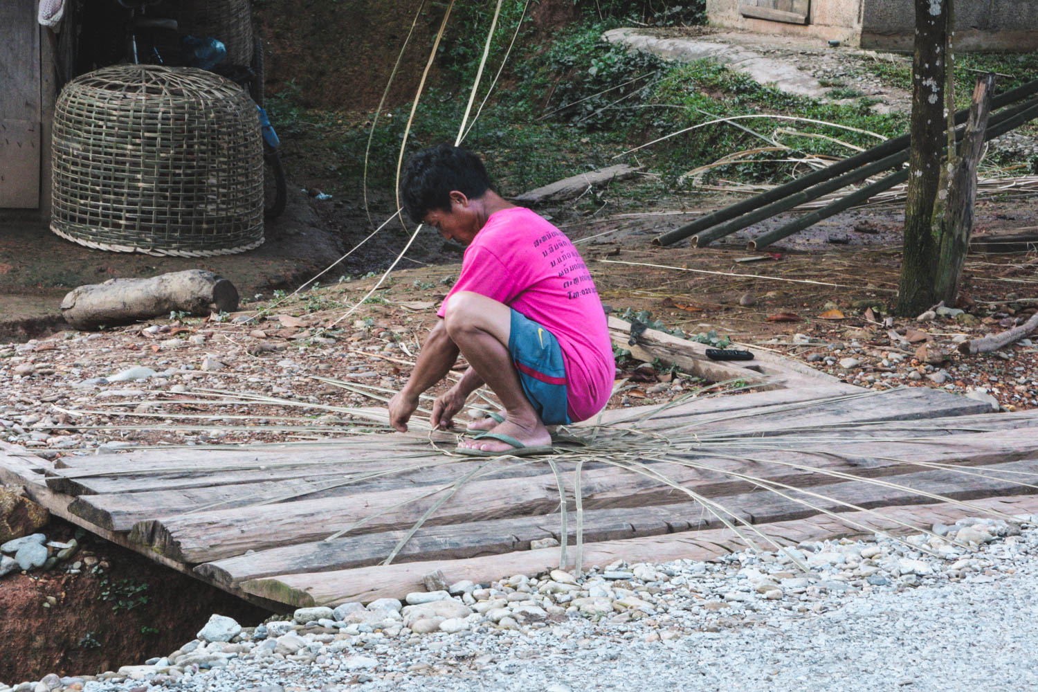 Korbflechter bei Vang Vieng in Laos