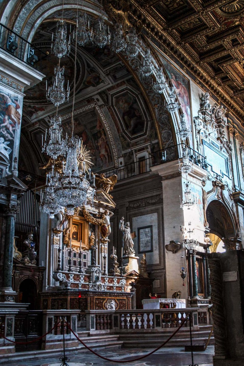 Innenansicht der Santa Maria in Aracoeli hinter dem Monumento Vittorio Emanuele II