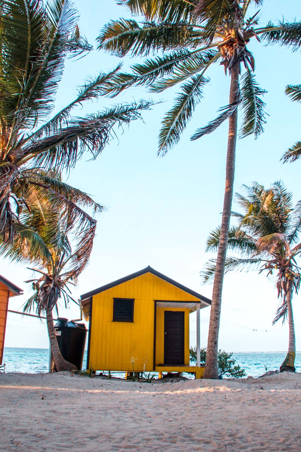 Gelbes Haus auf Tobacco Caye in Belize