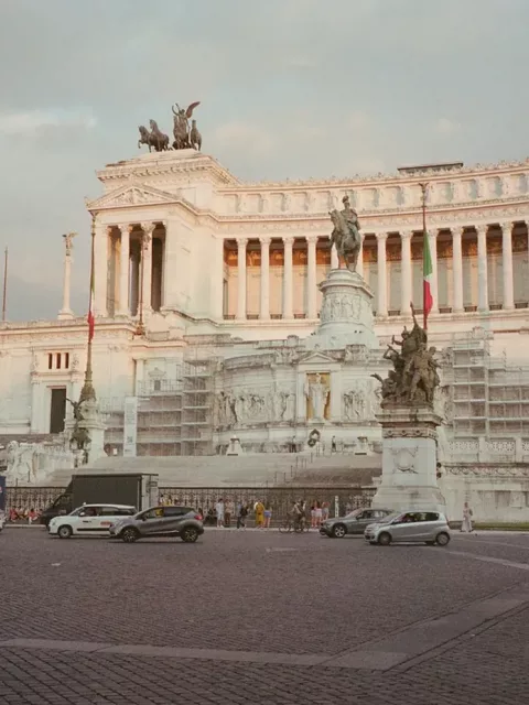 Rom Reiseplan für 3 Tage mit Blick auf eine Straße und historische Gebäude in Rom