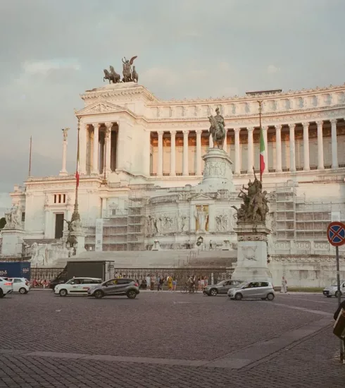 Rom Reiseplan für 3 Tage mit Blick auf eine Straße und historische Gebäude in Rom