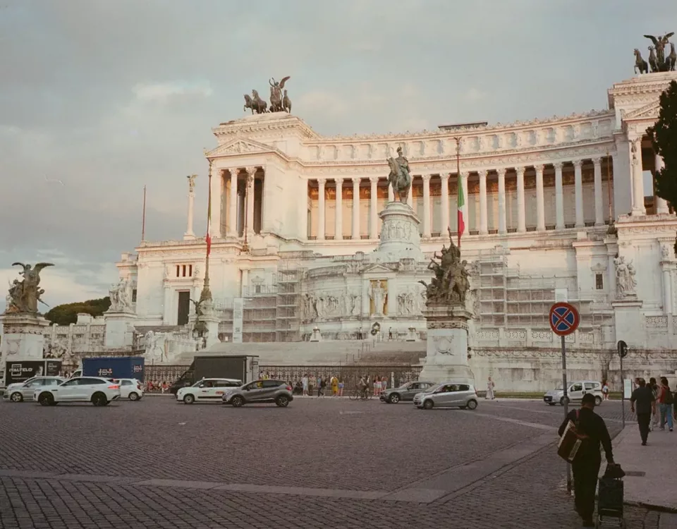 Rom Reiseplan für 3 Tage mit Blick auf eine Straße und historische Gebäude in Rom