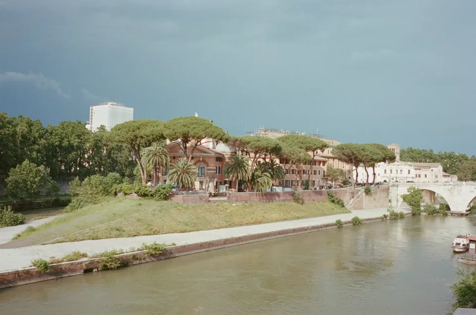 Blick über den Tiber in Rom mit Bäumen und historischen Gebäuden