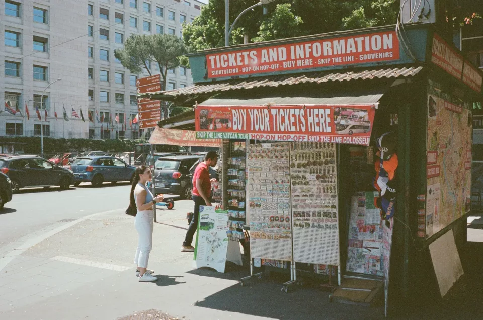 Ticketstand in Rom als Hinweis für Ticket-Entscheidungshilfen und Reiseplanung